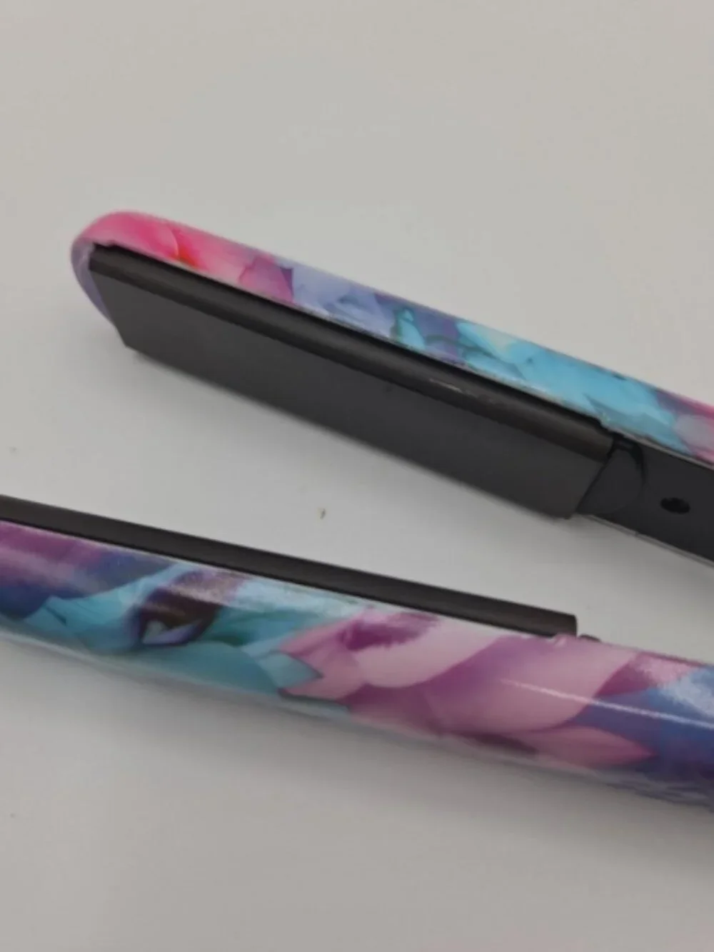 Eva Floral Flat Iron 180–450°F Dual Voltage